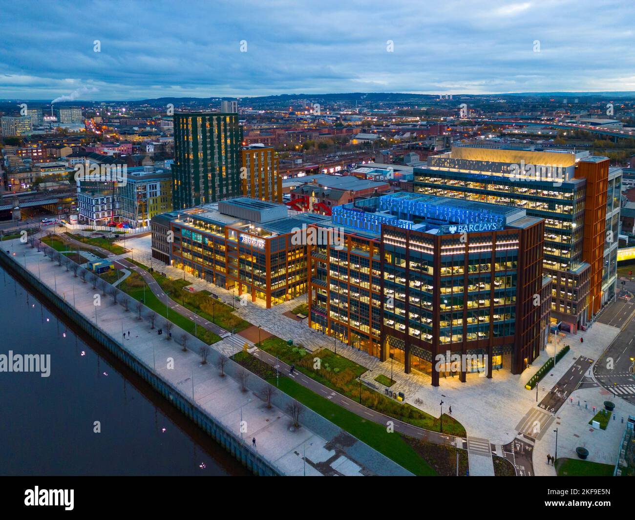 Luftaufnahme von der Drohne in der Abenddämmerung des Barclays Technologie-Campus in Tradeston, Glasgow, Schottland, Großbritannien Stockfoto