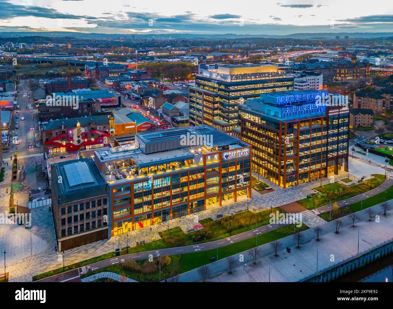Luftaufnahme von der Drohne in der Abenddämmerung des Barclays Technologie-Campus in Tradeston, Glasgow, Schottland, Großbritannien Stockfoto