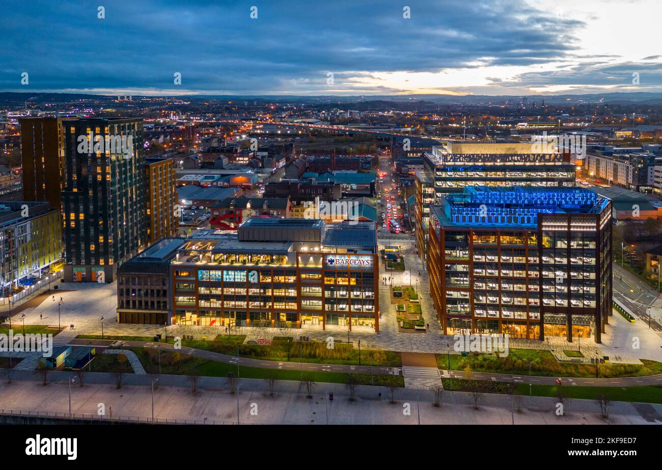 Luftaufnahme von der Drohne in der Abenddämmerung des Barclays Technologie-Campus in Tradeston, Glasgow, Schottland, Großbritannien Stockfoto