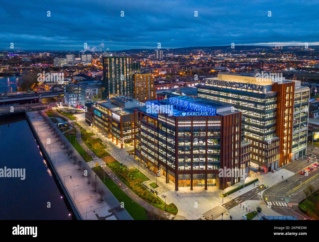 Luftaufnahme von der Drohne in der Abenddämmerung des Barclays Technologie-Campus in Tradeston, Glasgow, Schottland, Großbritannien Stockfoto