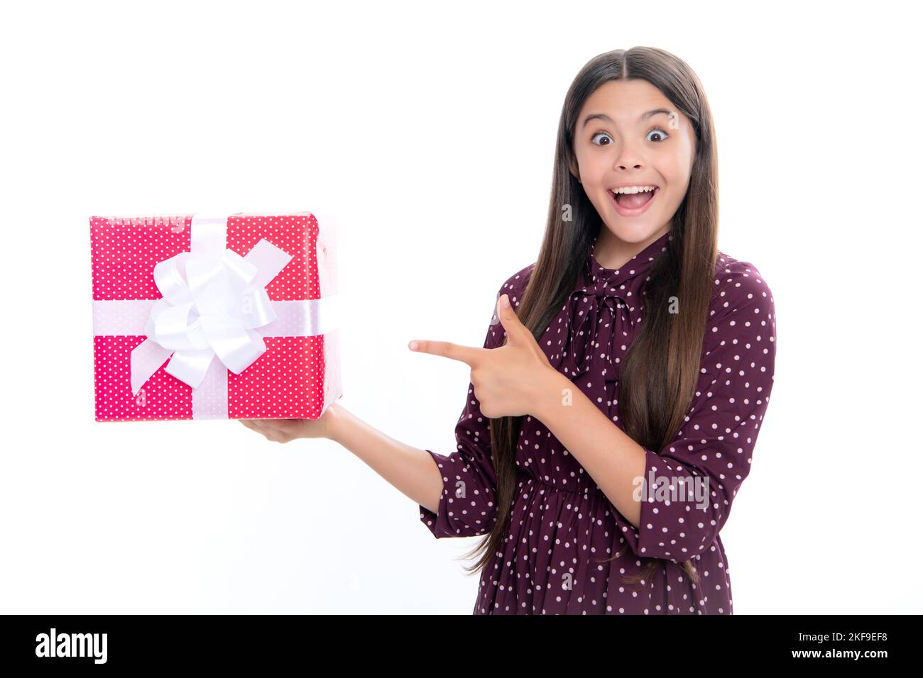 Teenager Kind mit Geschenk-Box. Teen Mädchen geben Geburtstagsgeschenk. Geschenk-, Gruß- und Geschenkkonzept. Porträt der emotionalen erstaunt aufgeregt Teenager-Mädchen. Stockfoto