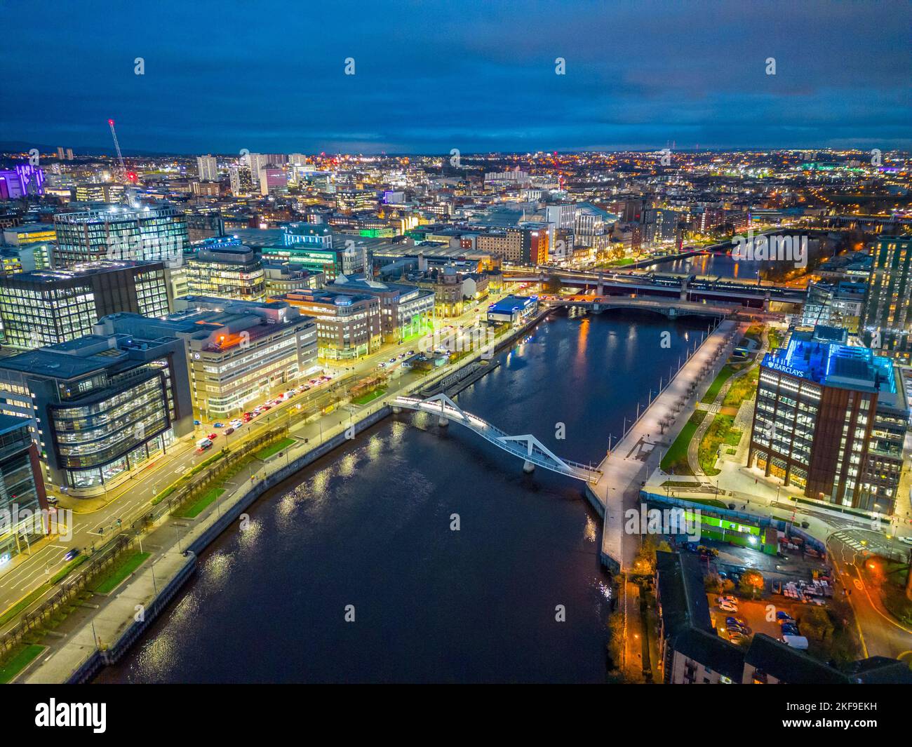 Luftaufnahme von der Drohne bei Nacht der Skyline von Glasgow und dem Fluss Clyde, Schottland, Großbritannien Stockfoto
