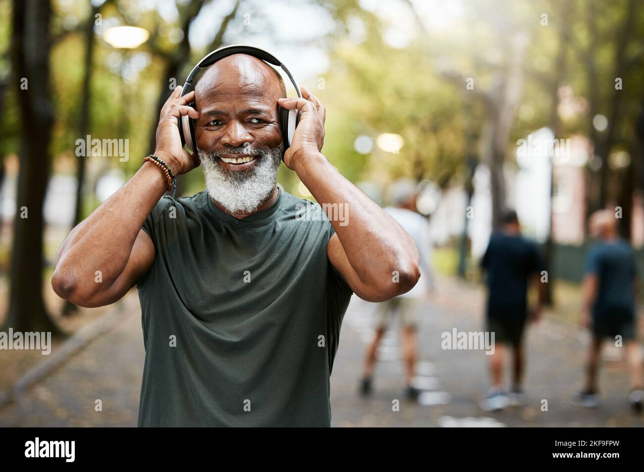 Fitness, Kopfhörer und älterer schwarzer Mann, Musik und Bewegung im Naturpark, Portrait und Laufen für Gesundheit und Wellness. Ältere Läufer, Streaming Stockfoto