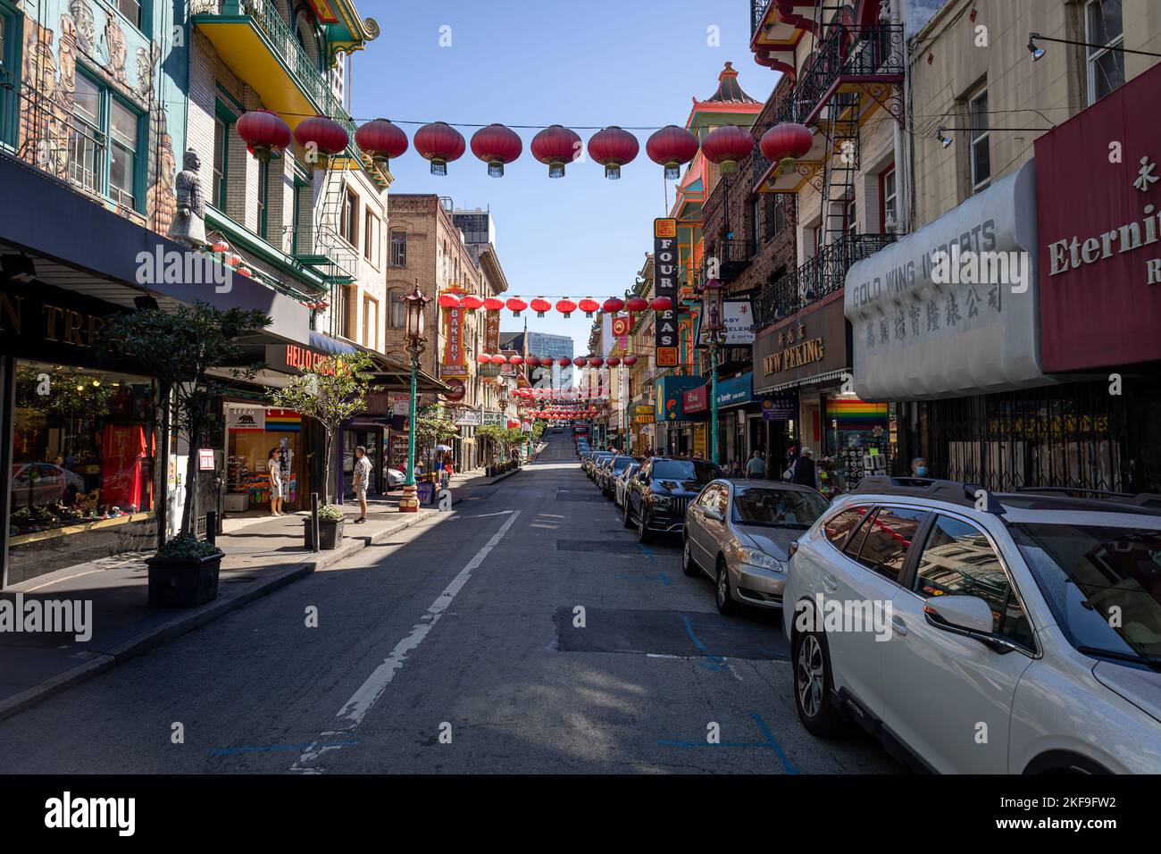 San Francisco, California, USA, 09-22-2022: Die chinesische Stadt San Francisco, mit roten Laternen über der Straße und Gebäuden des chinesischen archites Stockfoto