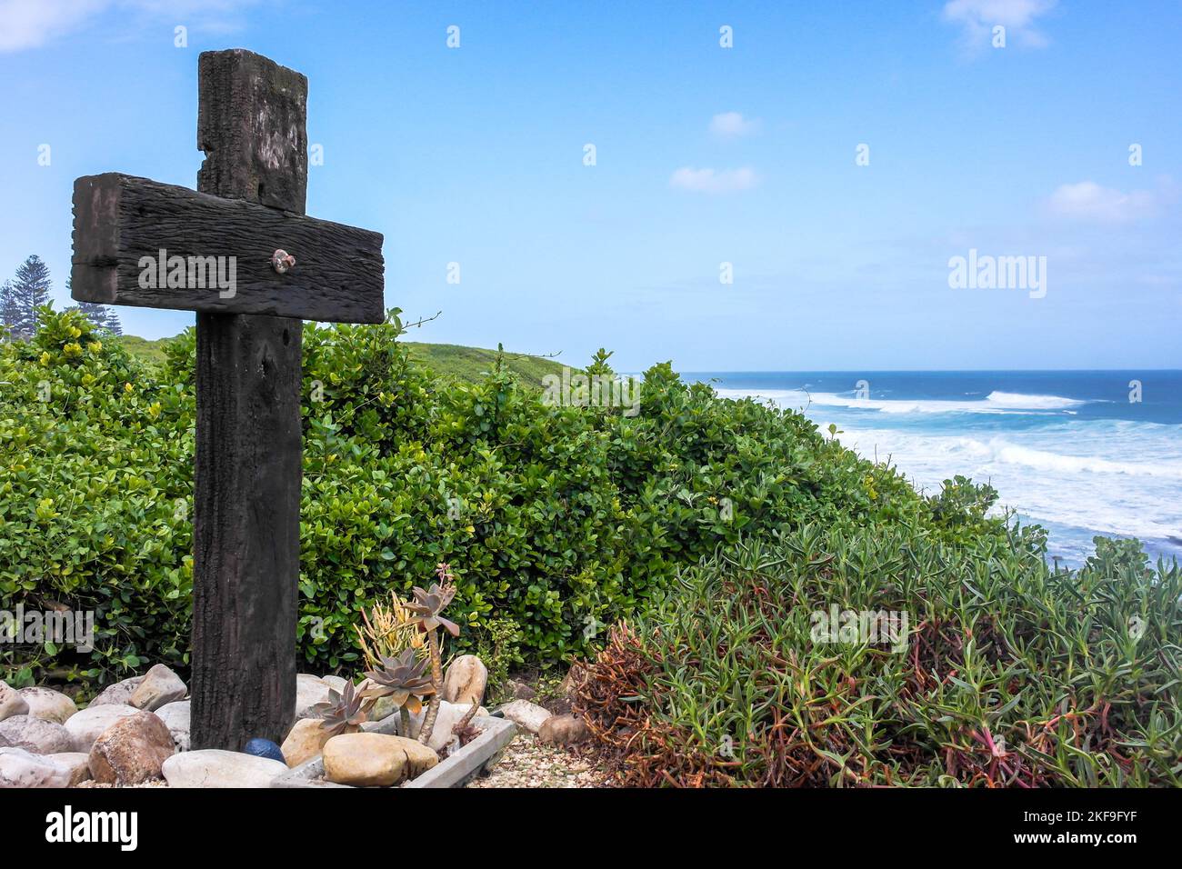 Jesus Christus Kreuz. Ostern, Auferstehungskonzept. Christliches Holzkreuz auf Meeresgrund mit Meerpflanzen und Sträuchern mit Blick auf den Süden Stockfoto
