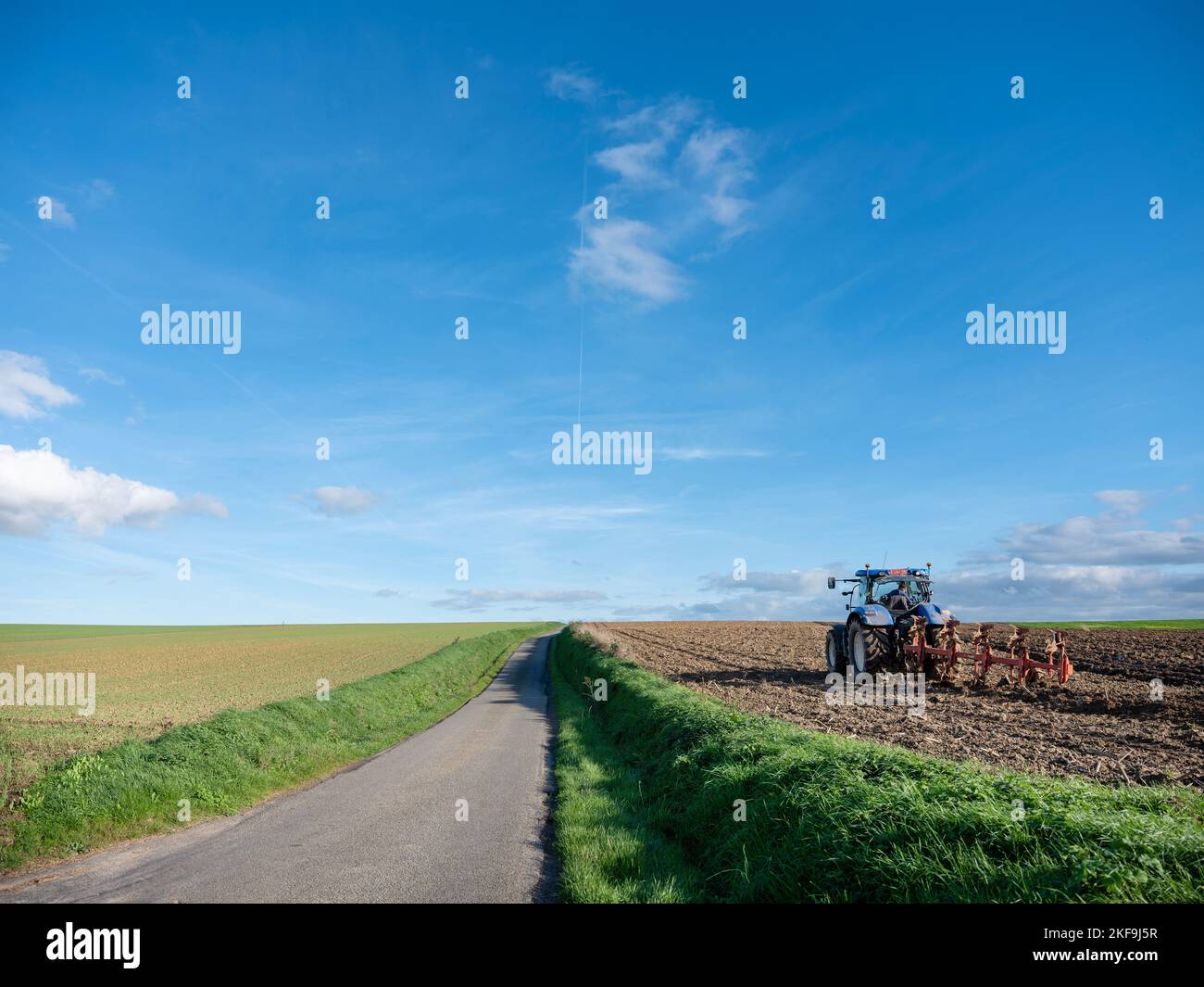 Traktor und Pflug auf dem Feld in ländlicher belgischer Landschaft in der Nähe von brüssel Stockfoto