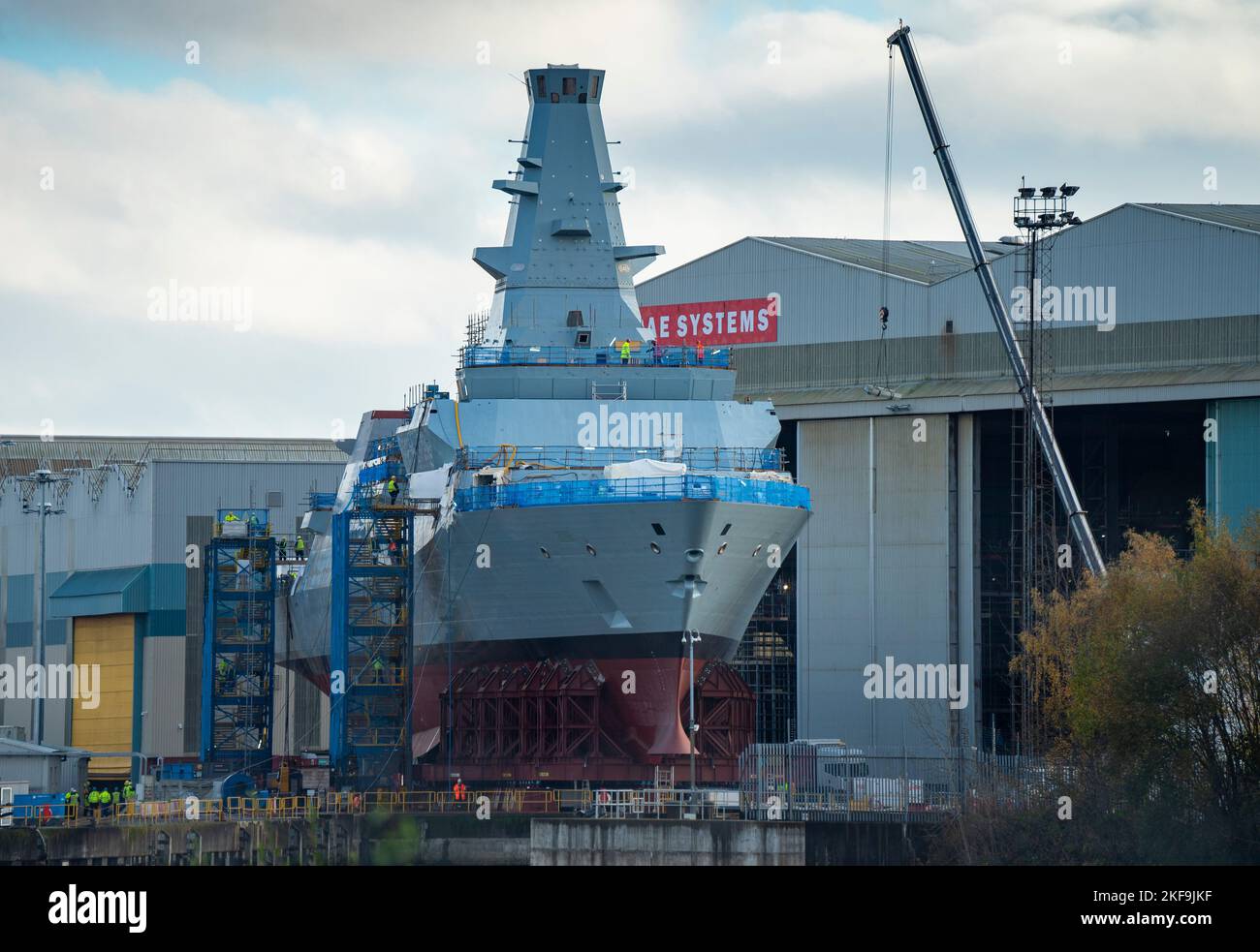 Blick auf das unter U-Boot-Schiff HMS Glasgow Type 26, das in der BAE Systems Werft in Govan am Fluss Clyde in Glasgow, Schottland, Großbritannien, gebaut wird Stockfoto