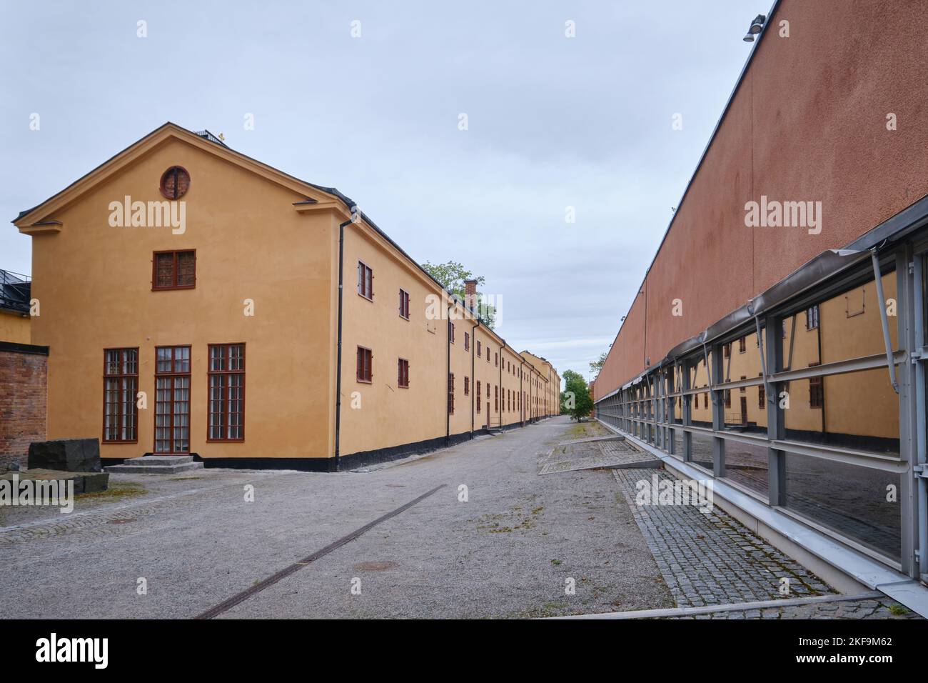Stockholm, Schweden - September 2022: Alte gelbe traditionelle Gebäude von Skeppsholmen Stockfoto