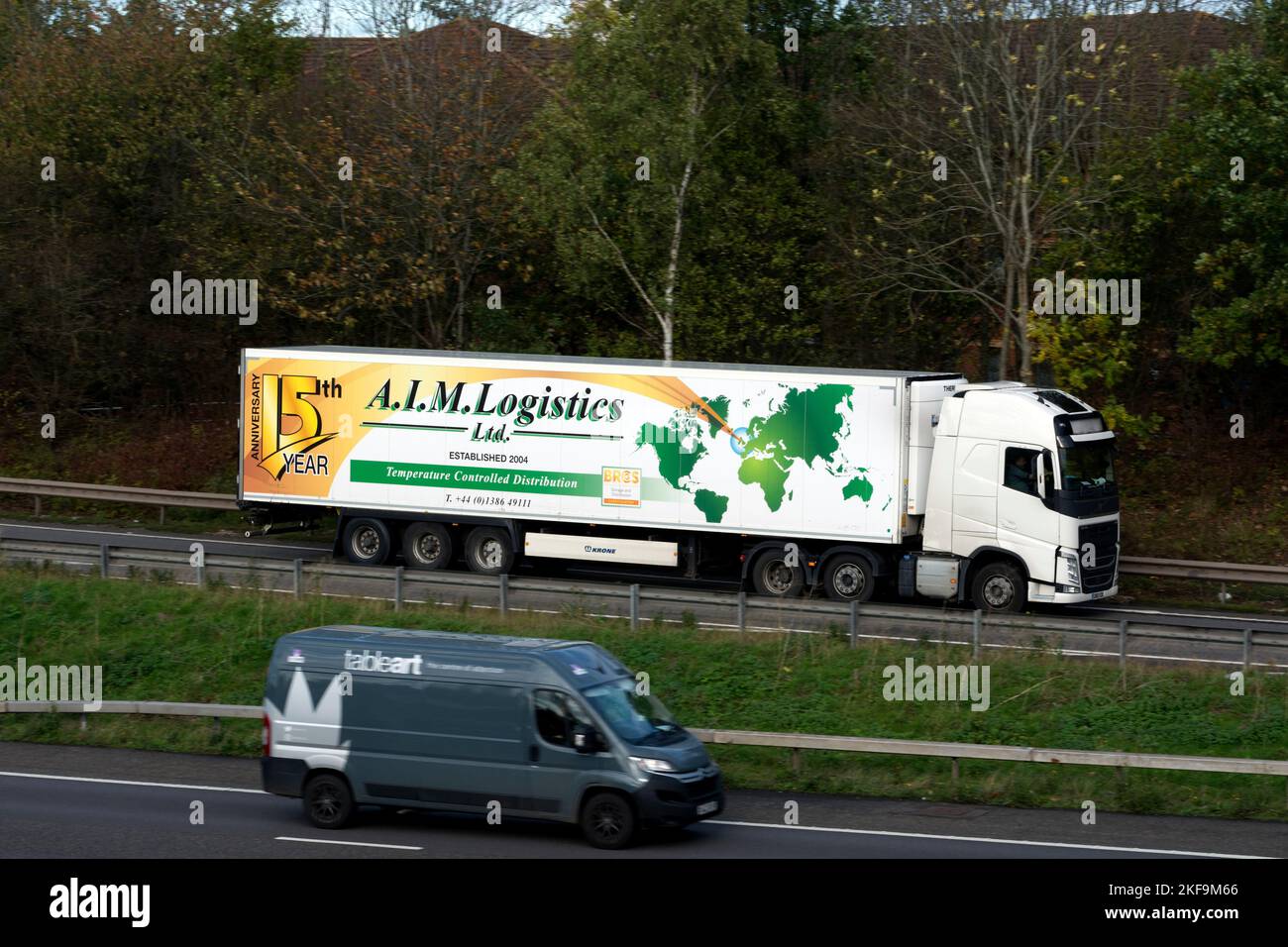 AIM Logistics Lkw, der an der Anschlussstelle 15, Warwickshire, Großbritannien, auf die Autobahn M40 kommt Stockfoto