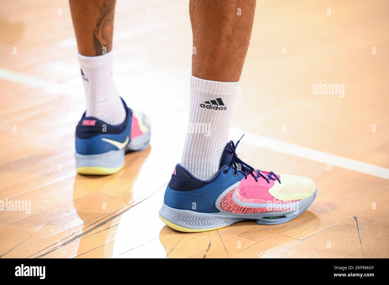 Basketballspieler trägt während des Spiels modische Schuhe Stockfoto