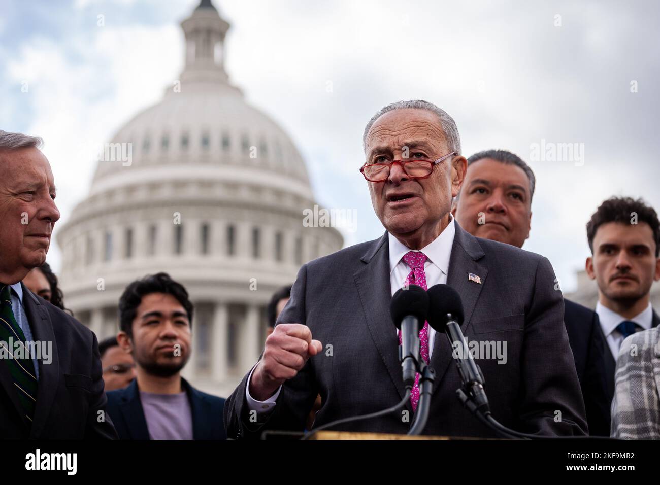 Washington, Usa. 16.. November 2022. Chuck Schumer (D-NY), Mehrheitsvorsitzender des Senats, spricht auf einer Pressekonferenz über Rechtsvorschriften, die das Deferred Action for Childhood Arrivals Act dauerhaft machen sollen. Die Pressekonferenz kommt nach einer kürzlich erwaegten Entscheidung des US-Bundesberufungsgerichts, in der das Programm für illegal erklärt wurde. DACA ermöglicht es Personen ohne Papiere, die als Kinder in das Land gebracht werden, in den USA zu studieren und zu arbeiten. Kredit: SOPA Images Limited/Alamy Live Nachrichten Stockfoto