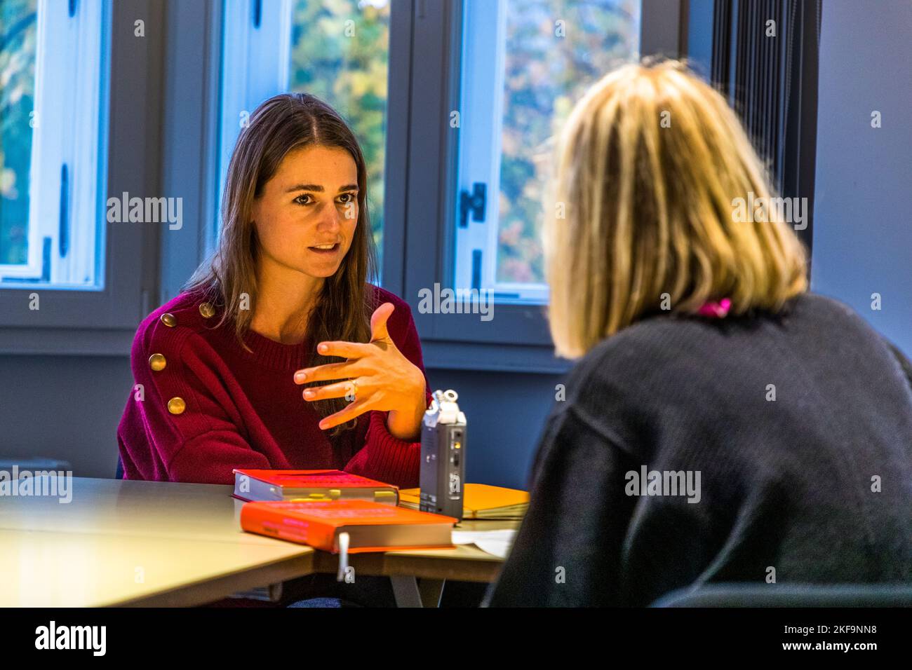 Annabelle Hirsch spricht mit Angela Berg über die Entstehung ihres ersten Buches, „Die Dinge. Eine Geschichte der Frauen“, in Moers, Nordrhein-Westfalen, Deutschland. Mit 100 Objekten erzählt das Buch die Geschichte der Frauen im Westen, von 30.000 v. Chr. bis 2017. Hirsch, die deutsche-französische Wurzeln hat, ist auch literarische Übersetzerin aus dem Französischen. Stockfoto