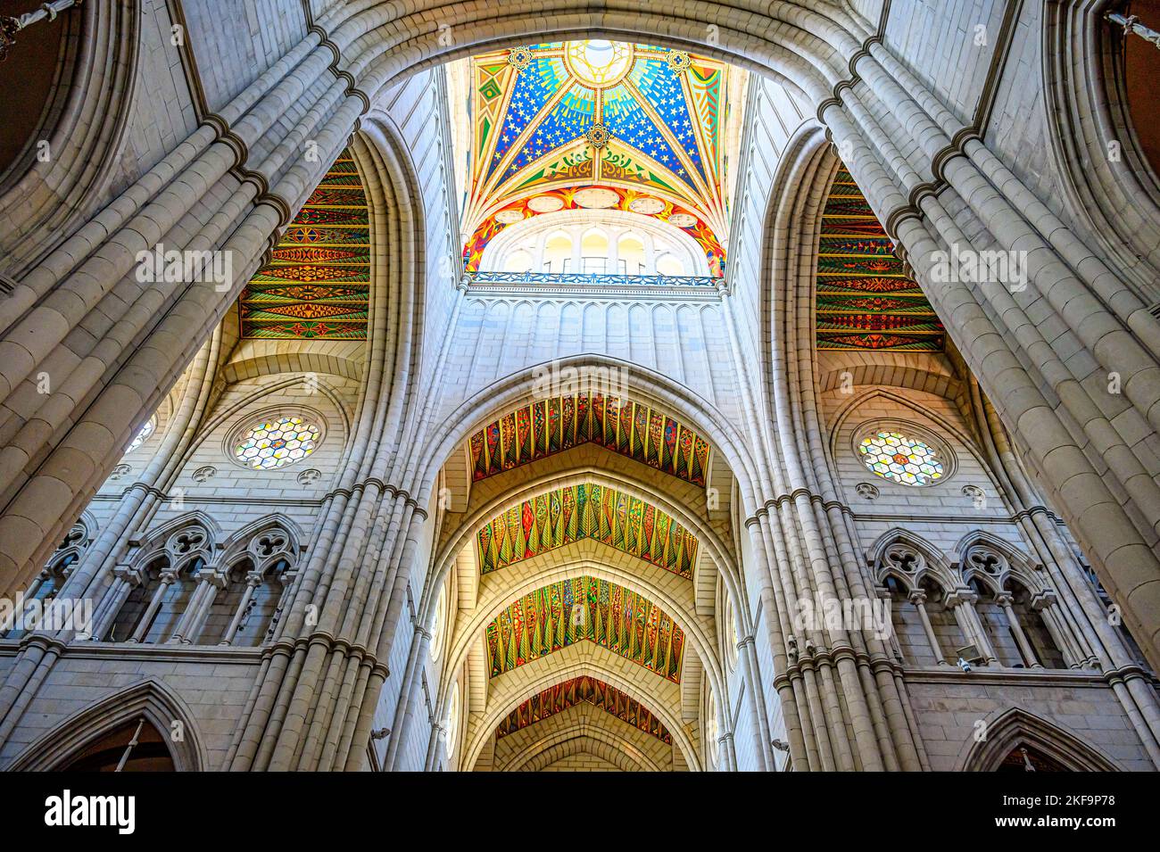 Innenarchitektur Almudena-Kathedrale in Madrid, Spanien, 2022. Das Bild wird mit einem digitalen Filter verstärkt. Stockfoto
