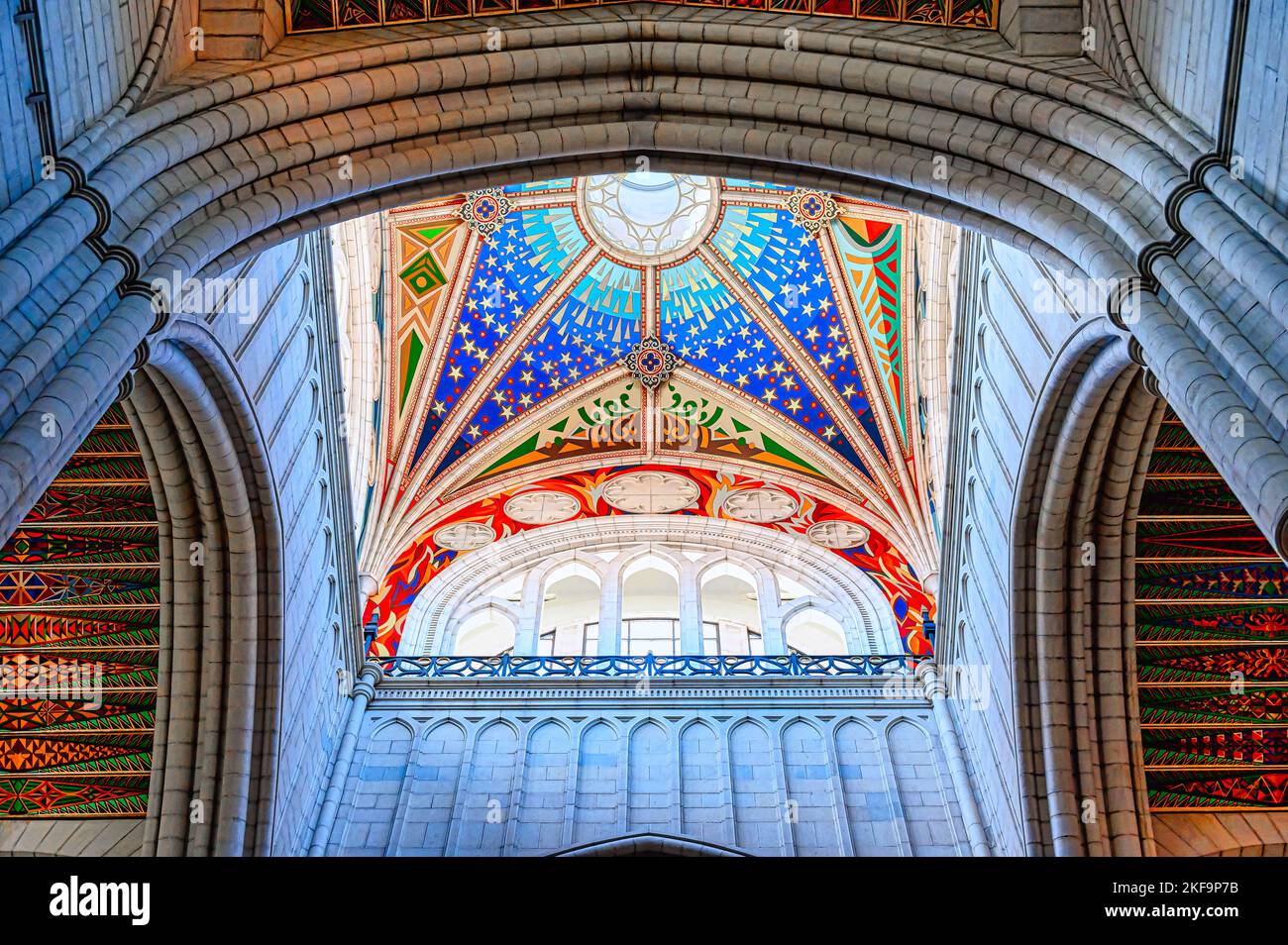 Innenarchitektur Almudena-Kathedrale in Madrid, Spanien, 2022. Das Bild wird mit einem digitalen Filter verstärkt. Stockfoto