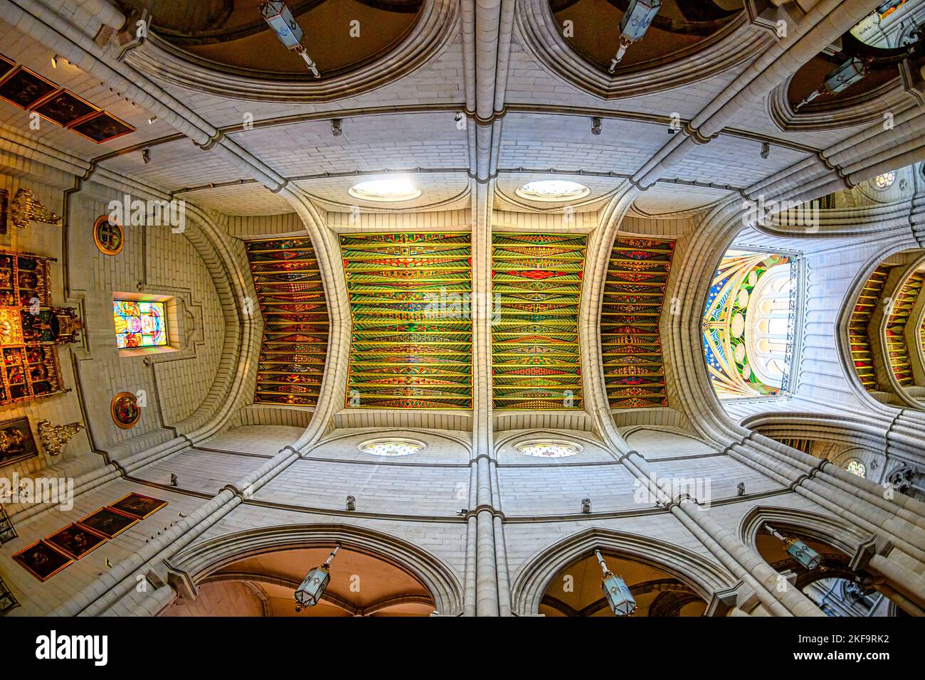 Innenarchitektur Almudena-Kathedrale in Madrid, Spanien, 2022. Stockfoto