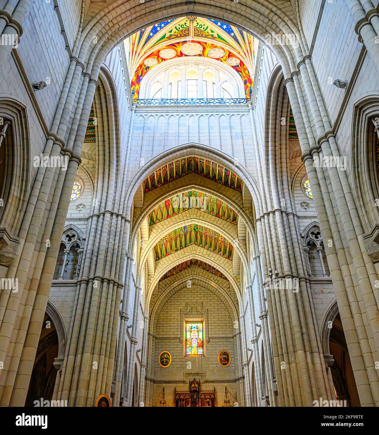 Innenarchitektur Almudena-Kathedrale in Madrid, Spanien, 2022. Stockfoto