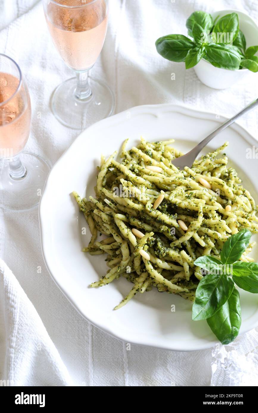 Italienisches Essen. Traditionelle Trofie-Pasta mit Basilikum und ...