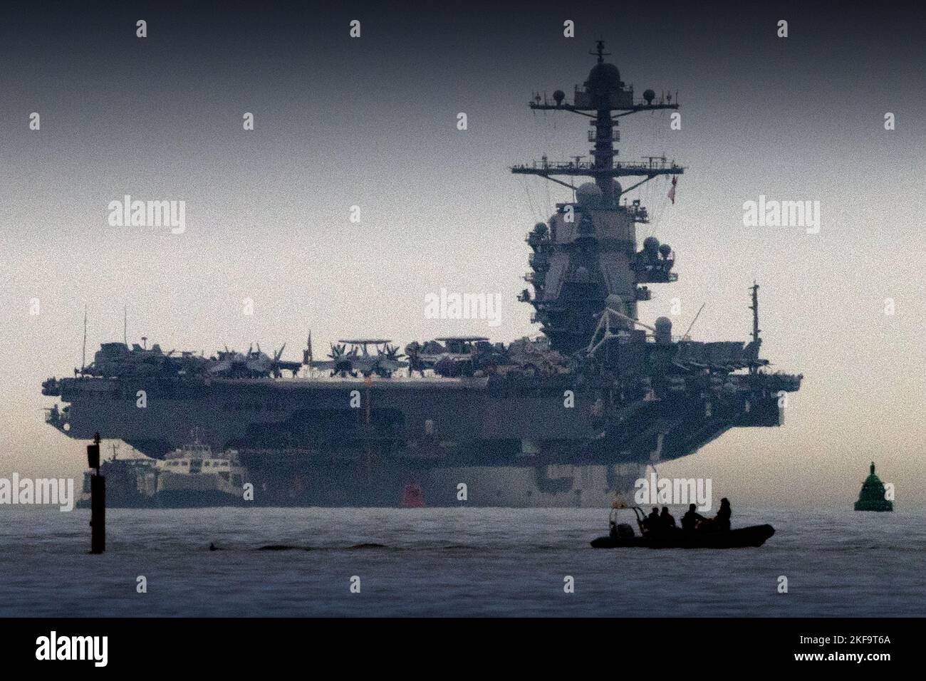 Krieg, Schiff, Flugzeug, Träger, USS Gerald R Ford, CVN-71, The Solent, Cowes, Ryde, Isle of Wight, Großbritannien, Großbritannien, Großbritannien, Naval Stockfoto