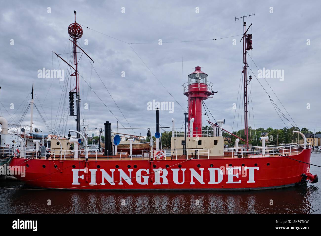 Stockholm, Schweden - 2022. September: Blick auf das alte rote Feuerschiff Finngrundet, das im Hafen festgemacht ist Stockfoto