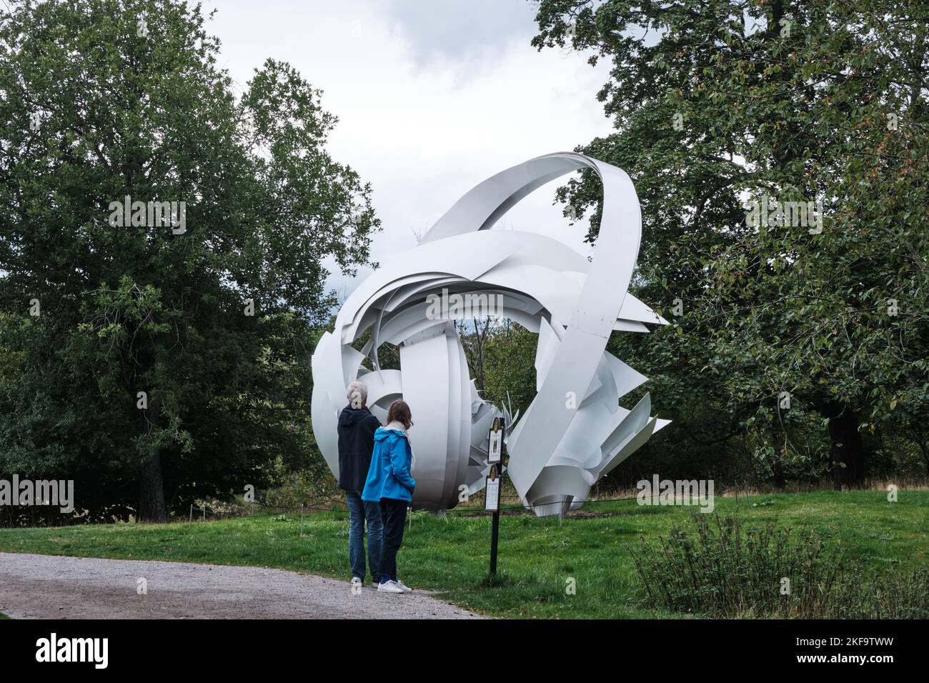 Stockholm, Schweden - 2022. September: Die Aluminium- und Stahlskulptur heißt 'Hoop-La' (2014) und wurde von der amerikanischen Künstlerin Alice Aycock angefertigt. Gelegen in Royal Stockfoto