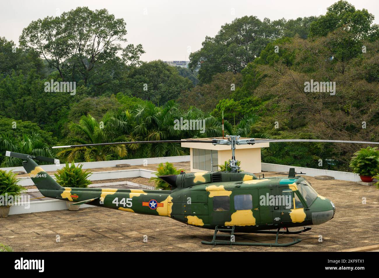 Der Presidents Bell UH-1 Huey Hubschrauber auf dem Hubschrauberlandeplatz im Reunification Palace, Ho Chi Minh City, Vietnam Stockfoto