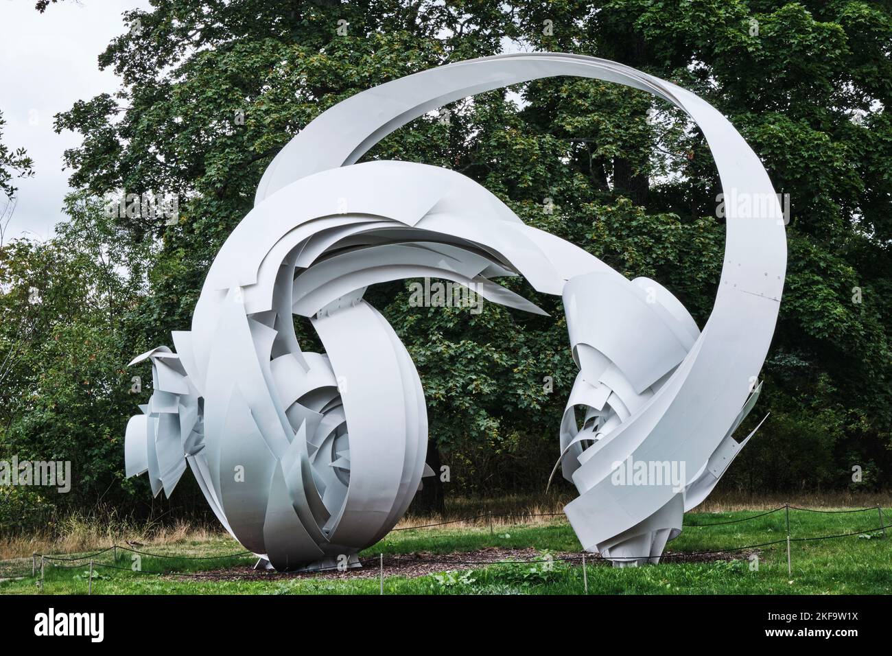 Stockholm, Schweden - 2022. September: Die Aluminium- und Stahlskulptur heißt 'Hoop-La' (2014) und wurde von der amerikanischen Künstlerin Alice Aycock angefertigt. Gelegen in Royal Stockfoto