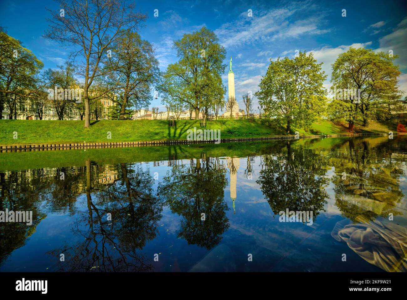 Lettland, Riga. Park in der Nähe des Freiheitsdenkmals in Riga mit Blick auf das Denkmal. Sonnenaufgang in Jacob's Barracks, den alten typischen Häusern in Riga, Lettland Stockfoto