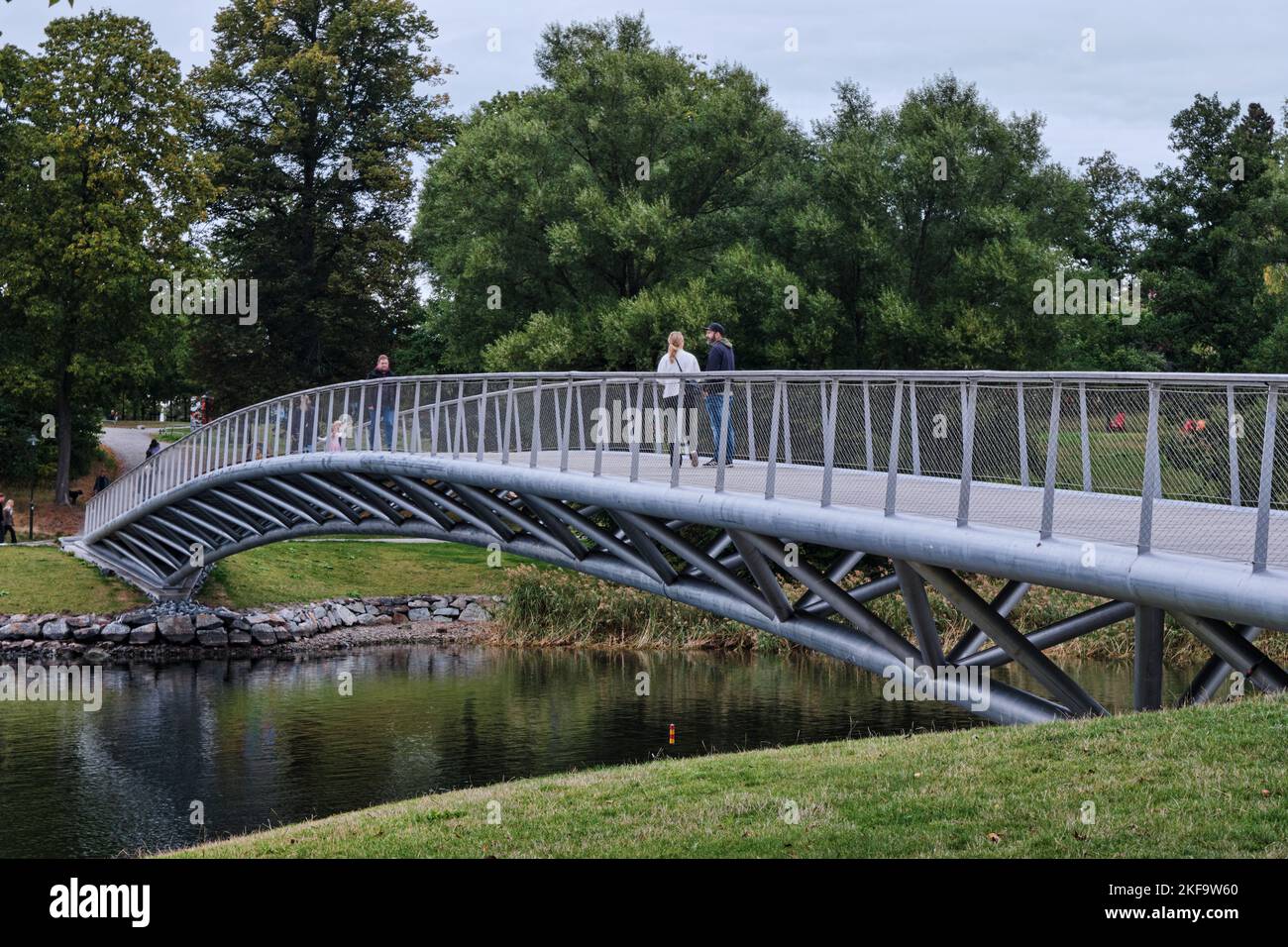 Stockholm, Schweden - 2022. September: Die Folke Bernadotte-Brücke in Djurgarden. Brücke über die Bucht von Djurgardsbrunn, die Museiparken mit Rosendal verbindet Stockfoto