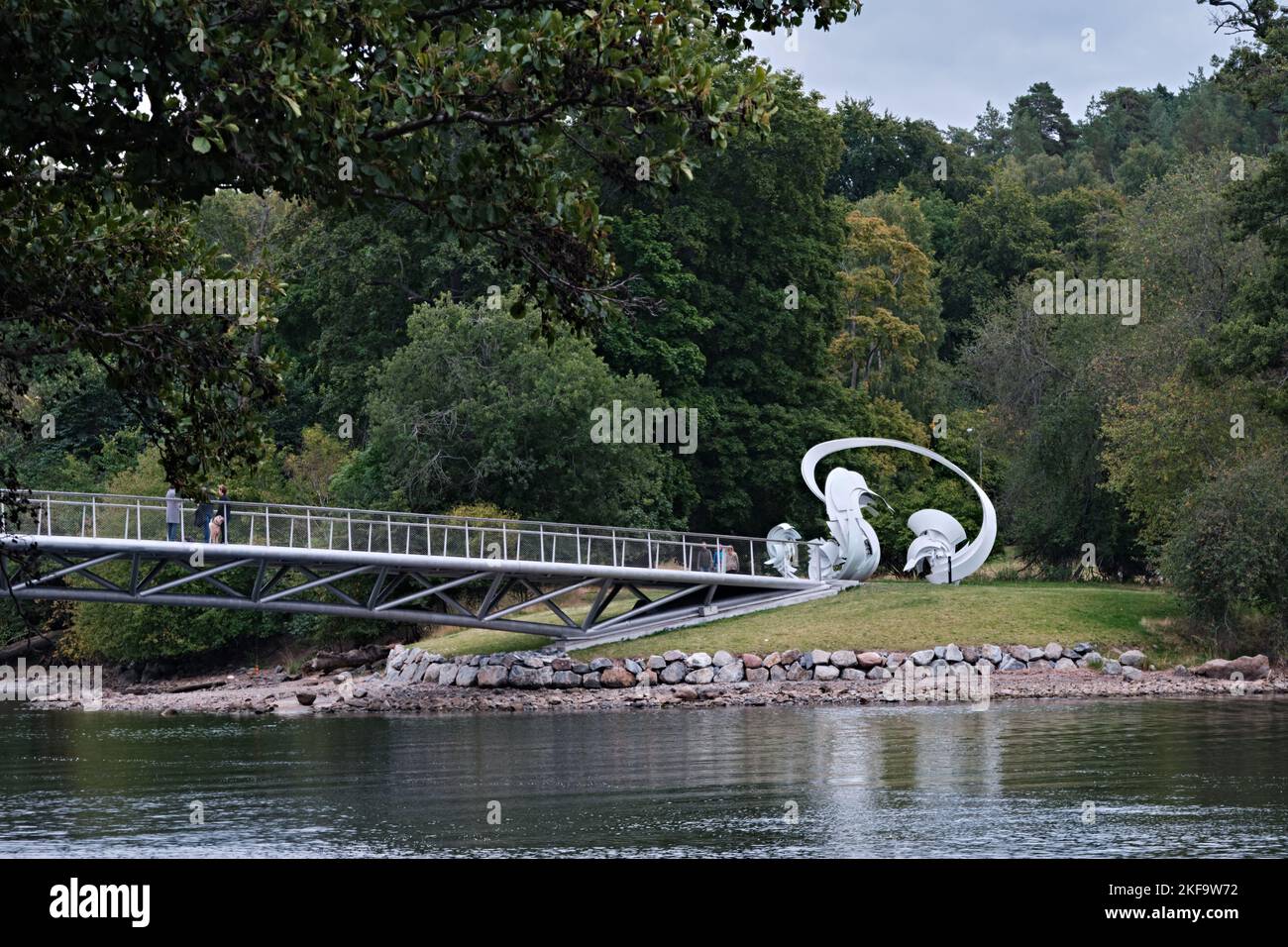 Stockholm, Schweden - 2022. September: Die Folke Bernadotte-Brücke und die Aluminium- und Stahlskulptur 'Hoop-La' auf der Insel Djurgarden Stockfoto