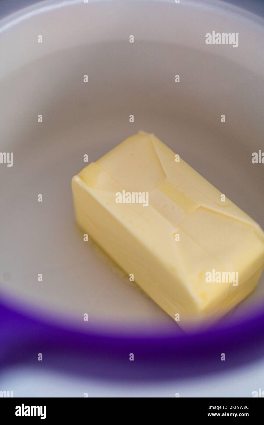Ungesalzte Butter schmelzen Stockfoto