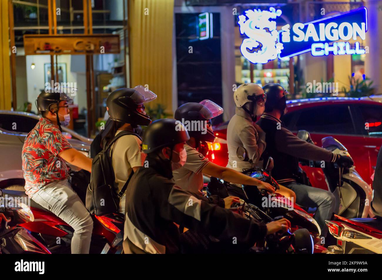 Saigon Street Life. Ein Motorradrundlauf schwärmen in Ho Chi Minh City in der Abenddämmerung Stockfoto