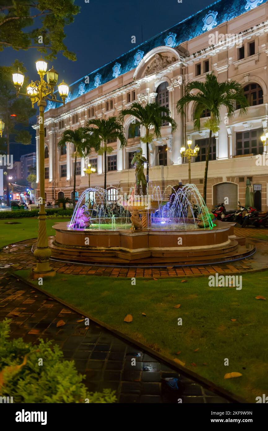 Der Brunnen im Opernhaus von Ho Chi Minh City bei Nacht, Ho Chi Minh City, Vietnam Stockfoto