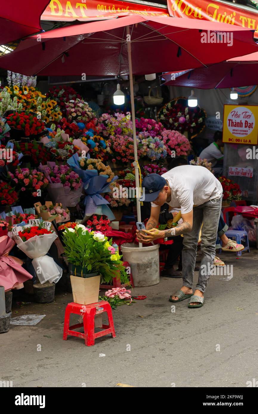 Fotografieren von Blumen auf dem Blumenmarkt in Ho Chi Minh City, Vietnam Stockfoto