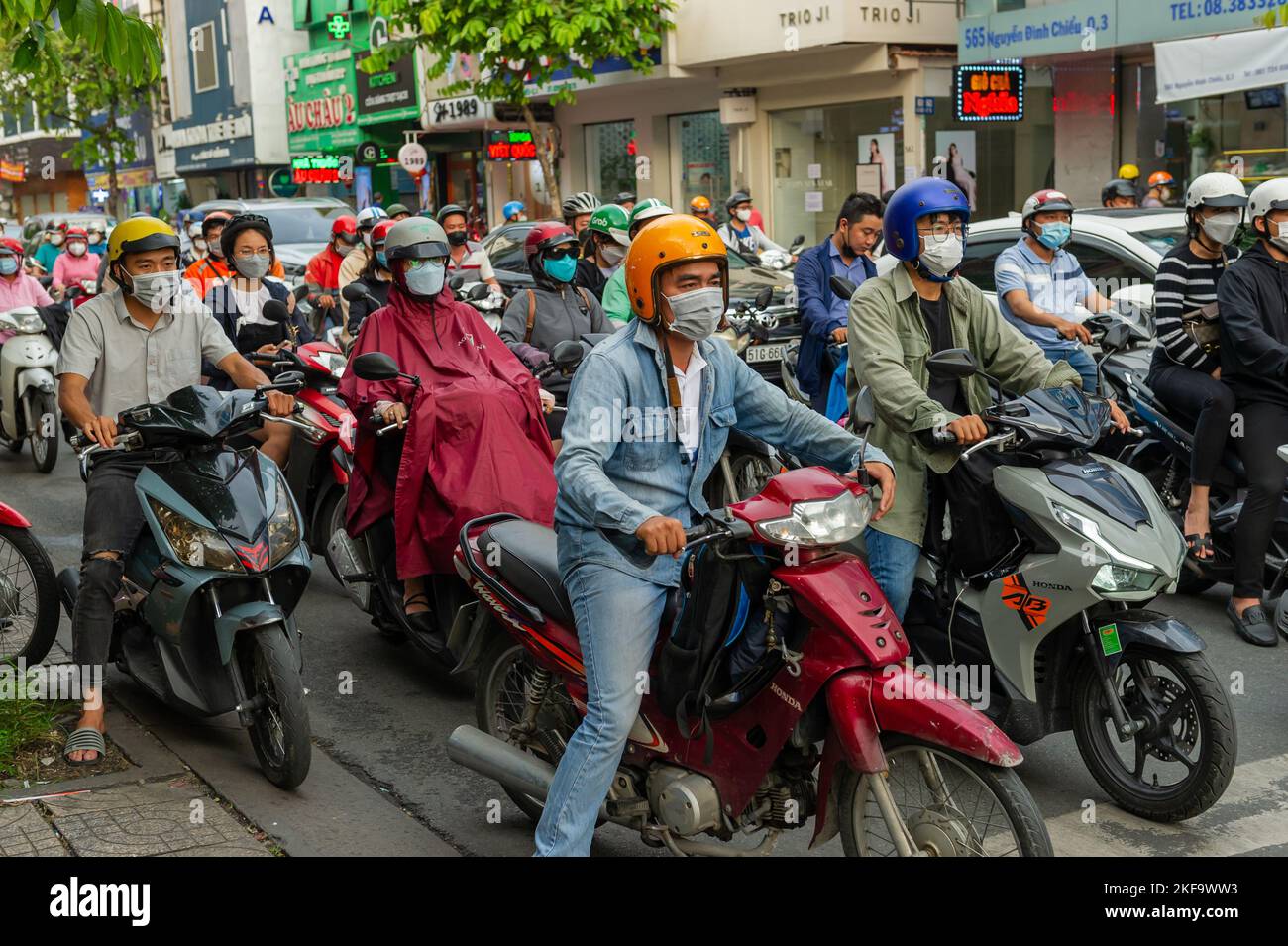 Saigon Street Life. Ein Motorradrundschwarm in Ho-Chi-Minh-Stadt Stockfoto