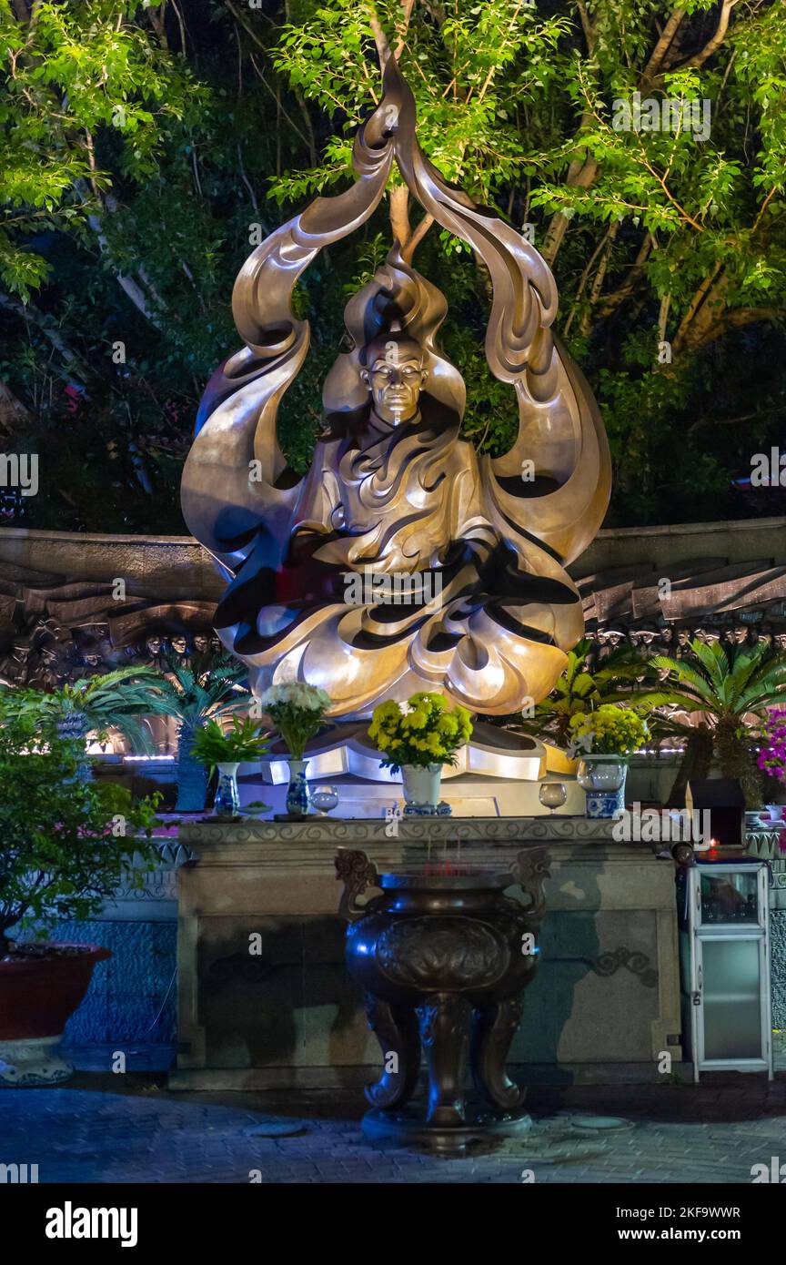 Das ehrwürdige Thích Quảng Đức-Denkmal, aufgenommen in der Nacht, Ho Chi Minh Stadt, Vietnam Stockfoto