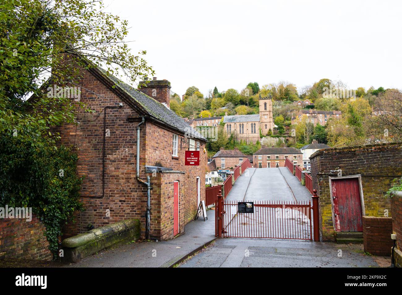 Die toll Booth an der historischen Eisernen Brücke, der weltweit ersten gusseisernen Brücke. Ironbridge, Shropshire, England Stockfoto