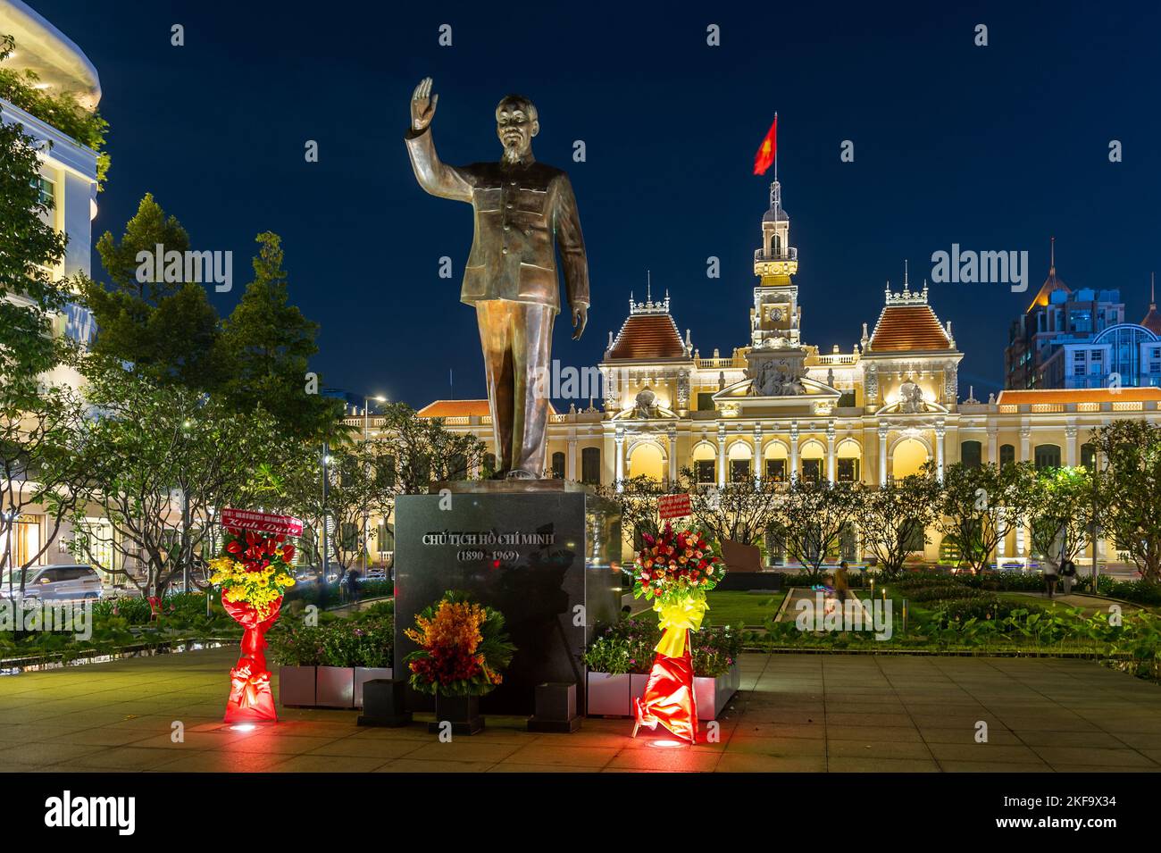 Die Ho-Chi-Minh-Statue vor dem Gebäude des Volkskomitees in der Nacht, Ho-Chi-Minh-Stadt Stockfoto