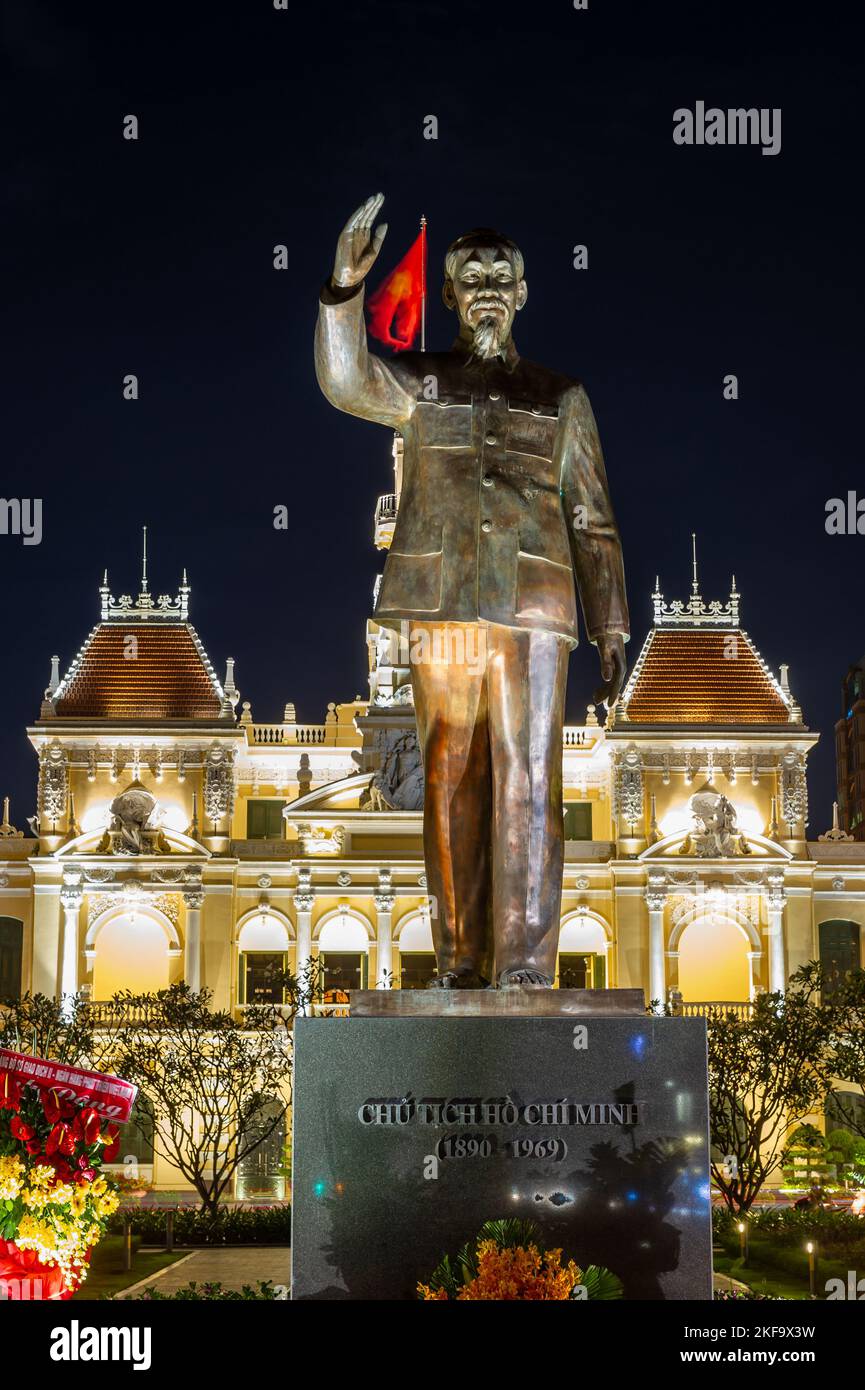 Die Ho-Chi-Minh-Statue vor dem Gebäude des Volkskomitees in der Nacht, Ho-Chi-Minh-Stadt Stockfoto