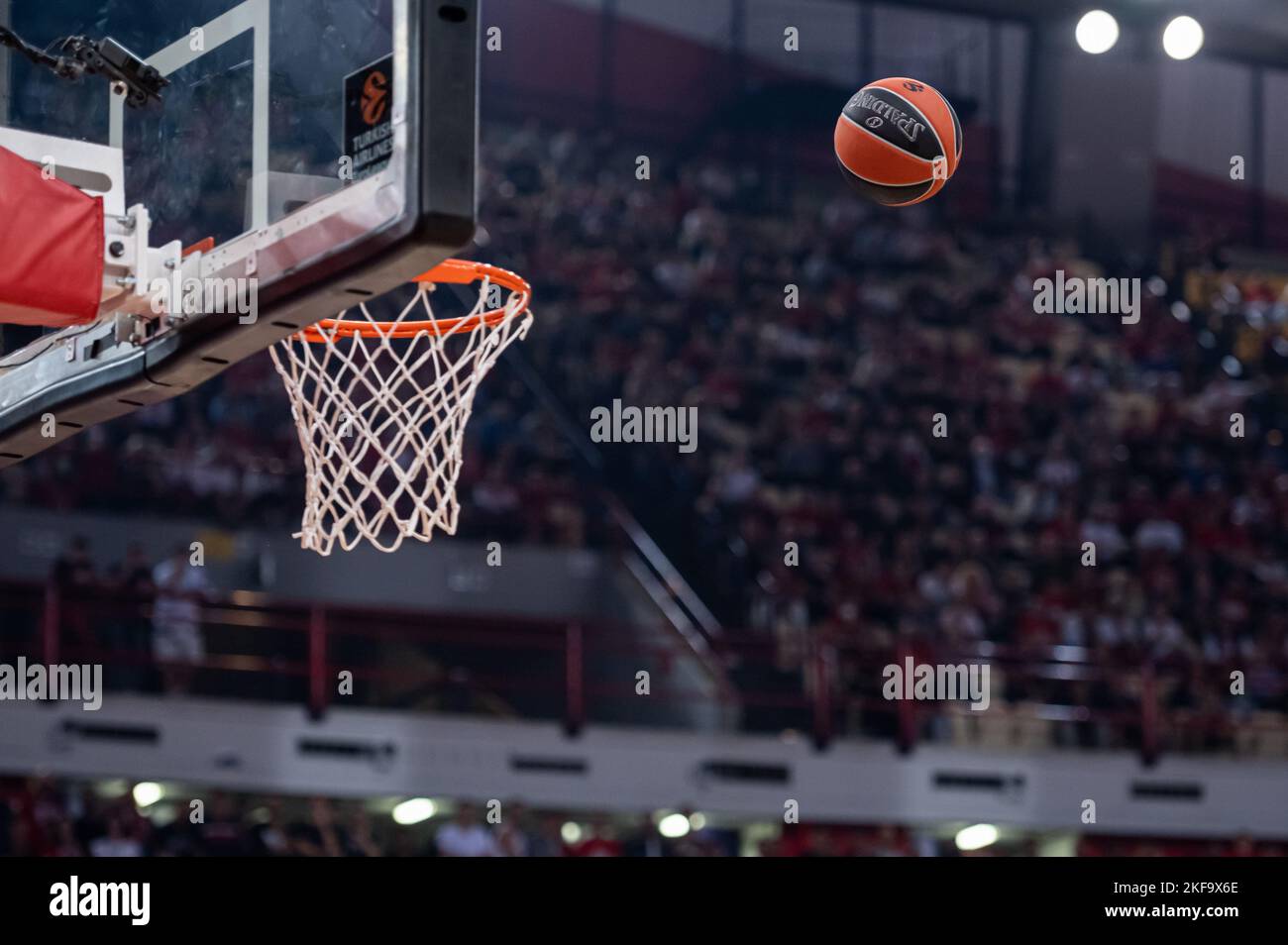 Basketball, der während eines Euroleague-Spiels in einem Basketballfeld ins Netz geht Stockfoto