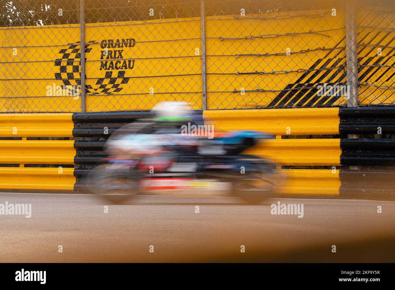 Macau, China. 17.. November 2022. Ein Fahrer tritt beim Macao Motorcycle Grand Prix Freitraining 54. beim Macao Grand Prix 69. in Macao, Südchina, am 17. November 2022 an. Quelle: Cheong Kam Ka/Xinhua/Alamy Live News Stockfoto