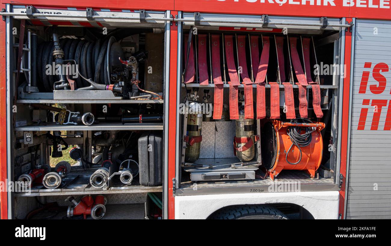 Die Feuerwehrleute reagieren auf den Feldbrand mit Feuerwehrautos in Büyükçekmece, İstanbul. Stockfoto