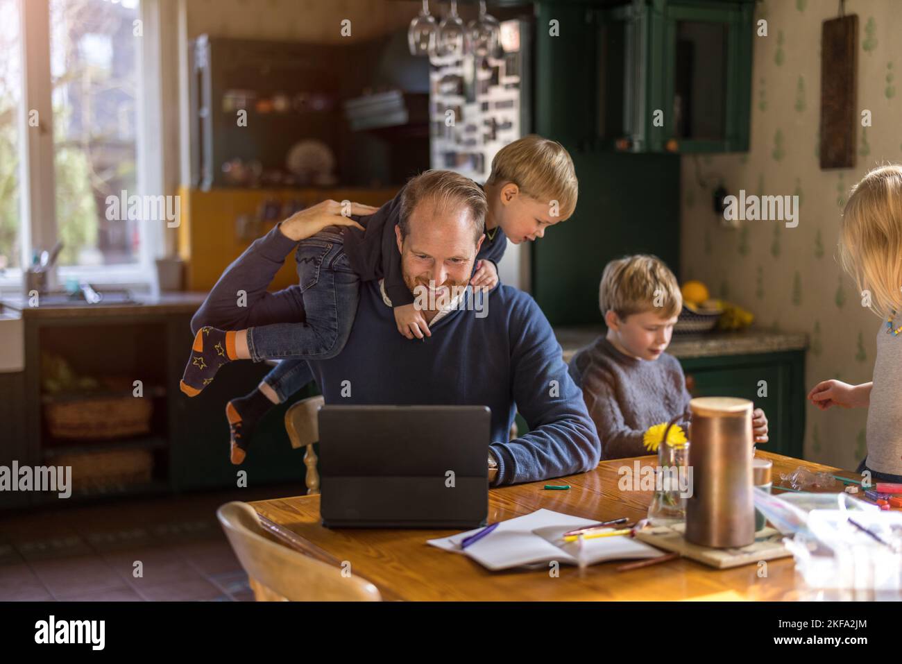 Papa mit Tablet zu Hause mit Kindern Stockfoto