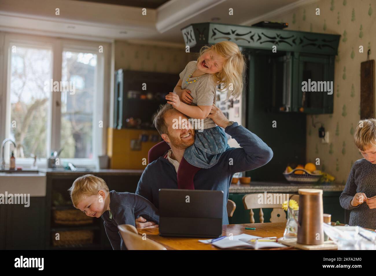 Papa mit Tablet zu Hause mit Kindern Stockfoto