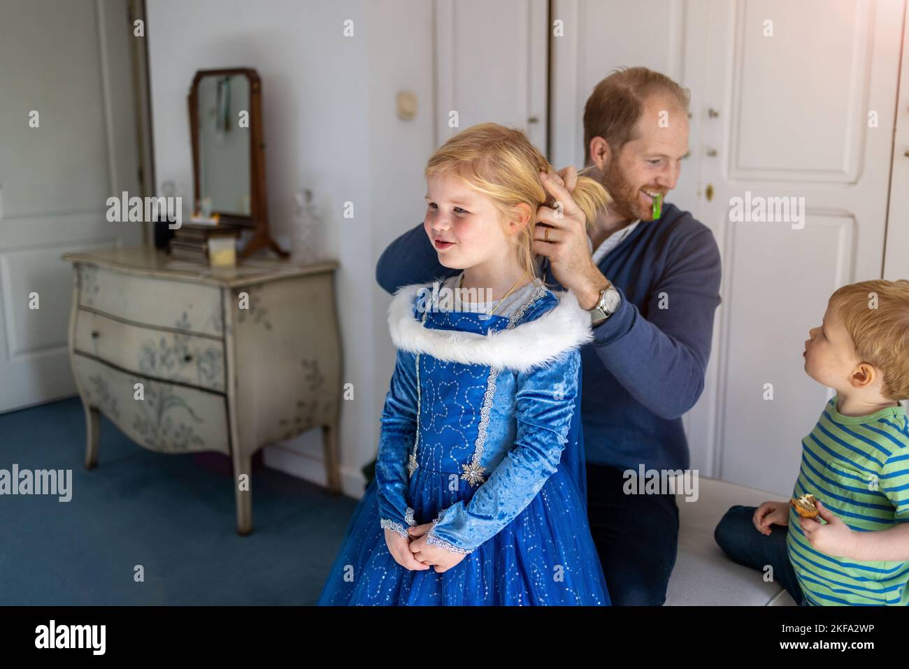 Vater kämmt die Haare seiner Tochter Stockfoto