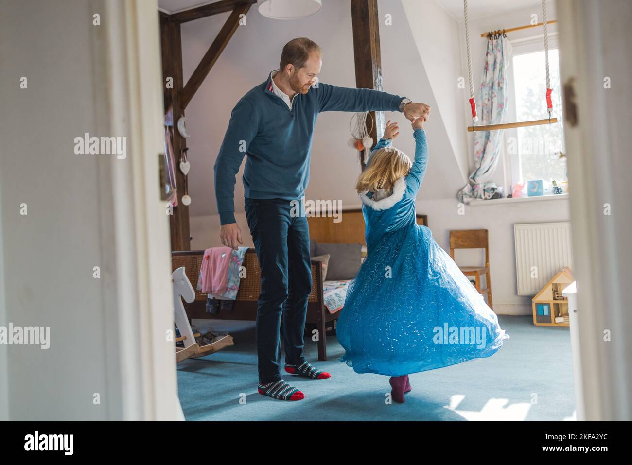 Vater mit seiner Tochter zu Hause Stockfoto