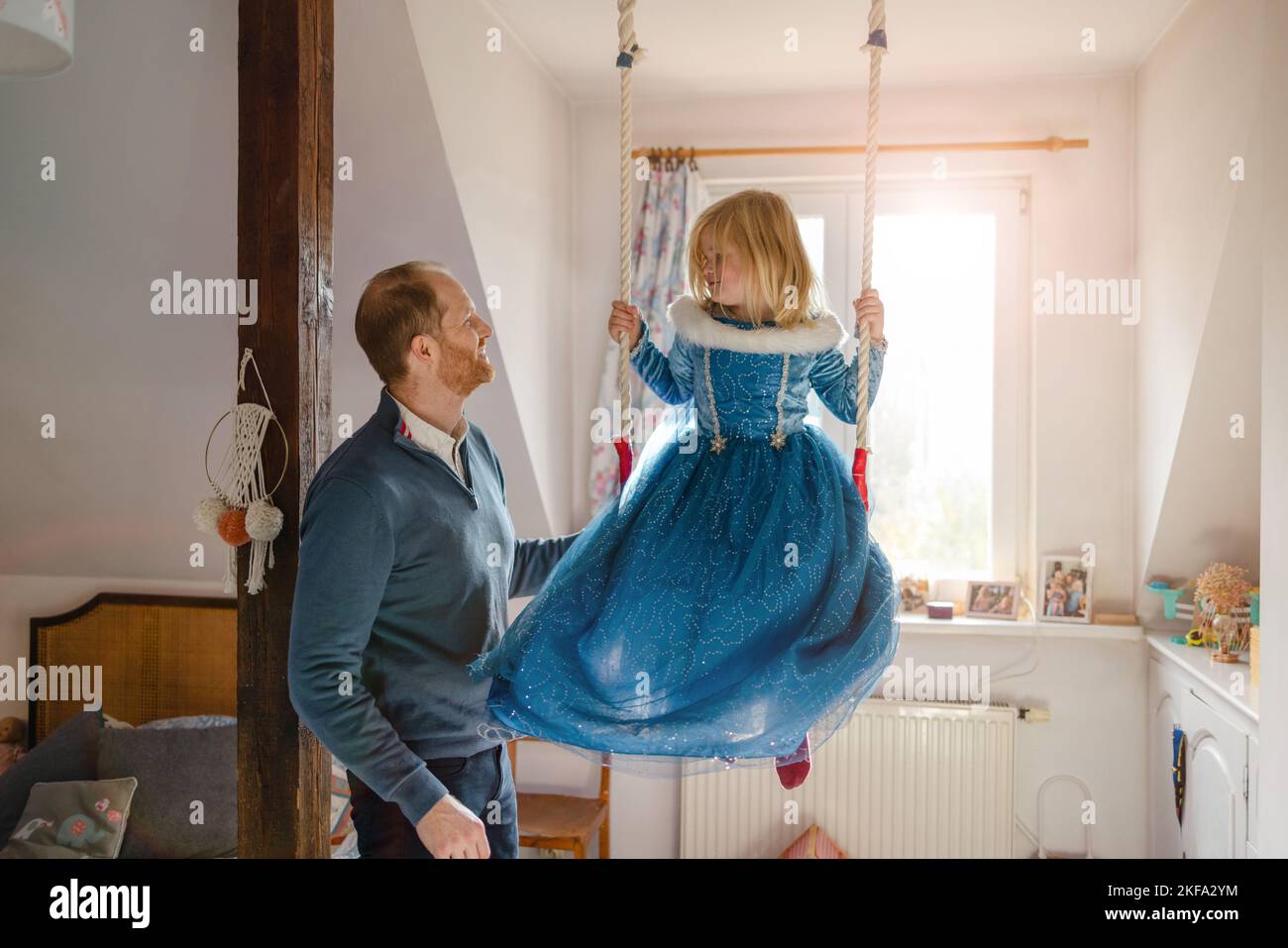 Vater mit seiner Tochter zu Hause Stockfoto