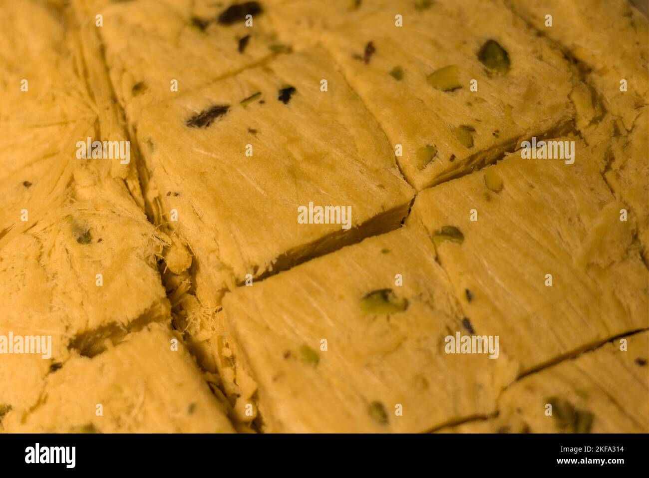 Nahaufnahme von geschnittenen indischen Süßigkeiten, Soan Papdi in der Verpackungsbox. Stockfoto