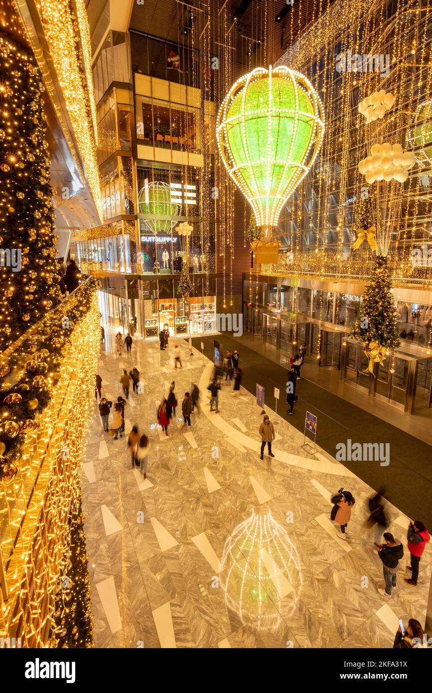 New York City Hudson Yards Shopping Mall mit beleuchteten Weihnachtsdekorationen am Abend. Midtown Manhattan Stockfoto