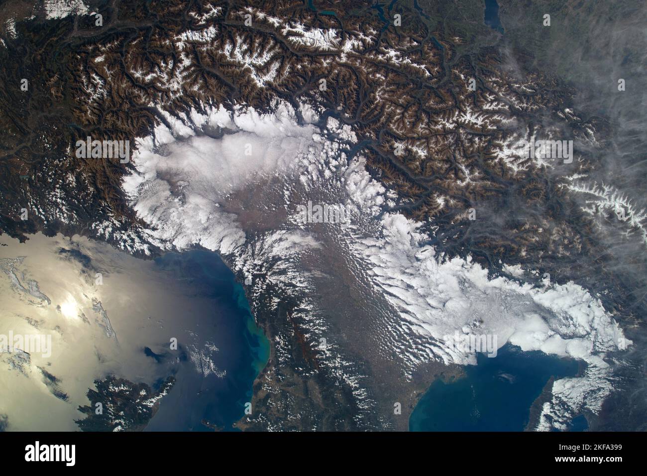 ISS - 05. Oktober 2022 - die Schweizer Alpen umgeben Norditaliens wolkenbedeckte Po-Valley-Region mit diesem Foto aus dem Internationalen Weltraum Stockfoto