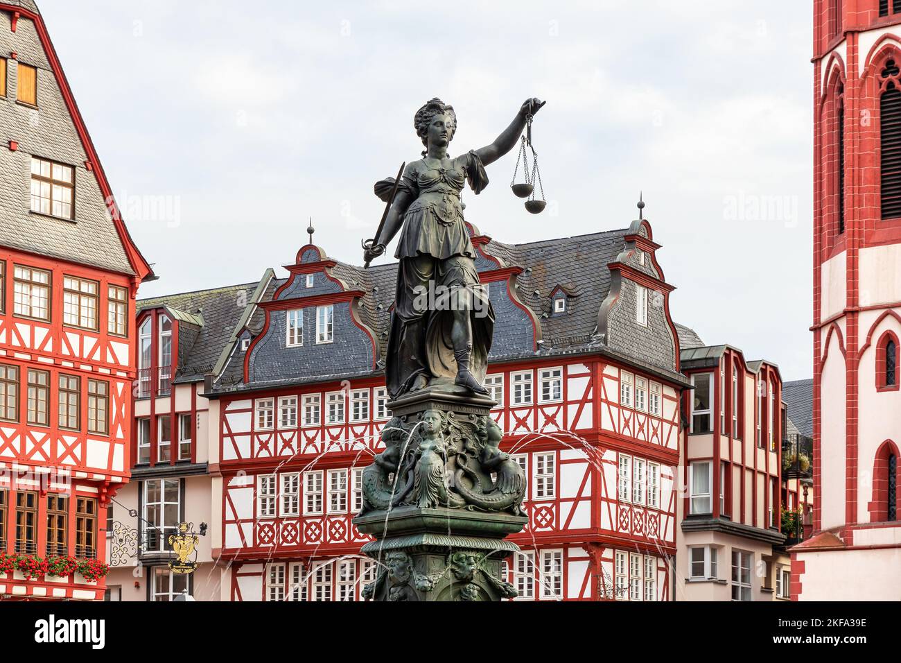 Frankfurt am Main, Deutschland - 17.. Oktober 2022: Straßen von Frankfurt am Main, schöne Stadt in Deutschland, wo moderne und historische Architektur aufeinander treffen. Stockfoto